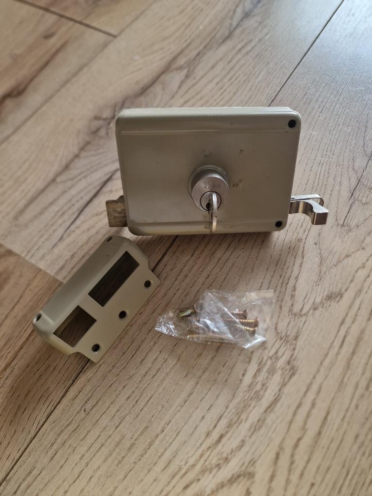 Yale oplegslot met cilinder en sleutel, Ophalen, Gebruikt, IJzer, Slot