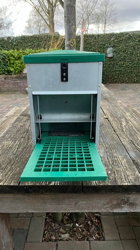 Automatische voerbak voor kippen / trapbak, Ophalen, Zo goed als nieuw, Drinken en Voederen