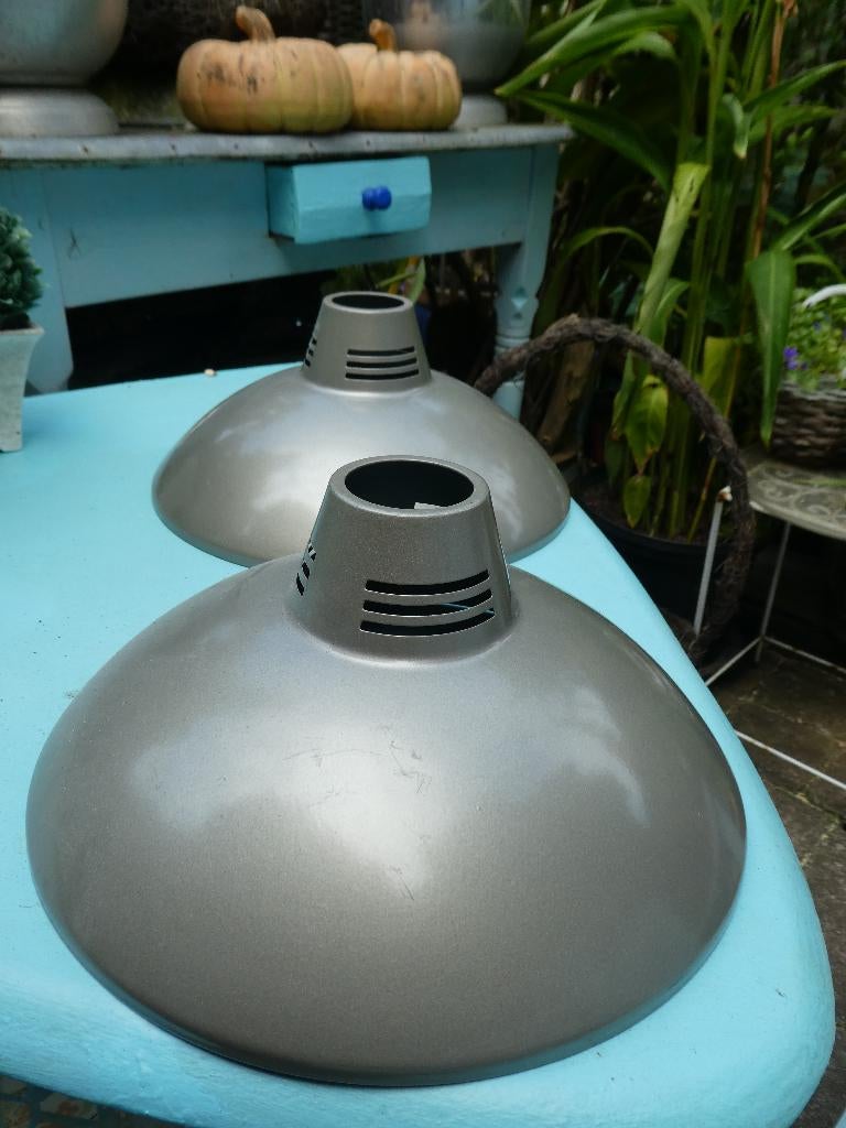 2 zilverkleurige metalen identieke hanglampenkappen, Verzamelen, Retro, Huis en Inrichting, Ophalen of Verzenden
