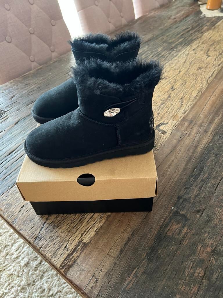 UGG Bailey Button Bling nieuw maat 36., Ophalen of Verzenden, Zo goed als nieuw, Meisje, Schoentjes