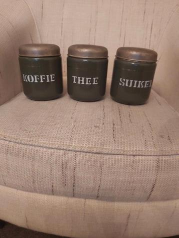 Voorraad blikken koffie thee en suiker groene met goud bies beschikbaar voor biedingen