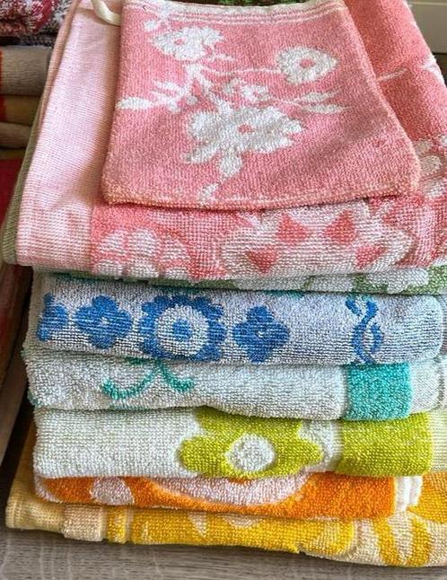 Nieuwe retro handdoeken (15 stuks) en washandjes, Huis en Inrichting, Badkamer | Badtextiel en Accessoires, Nieuw, Handdoek, Ophalen of Verzenden