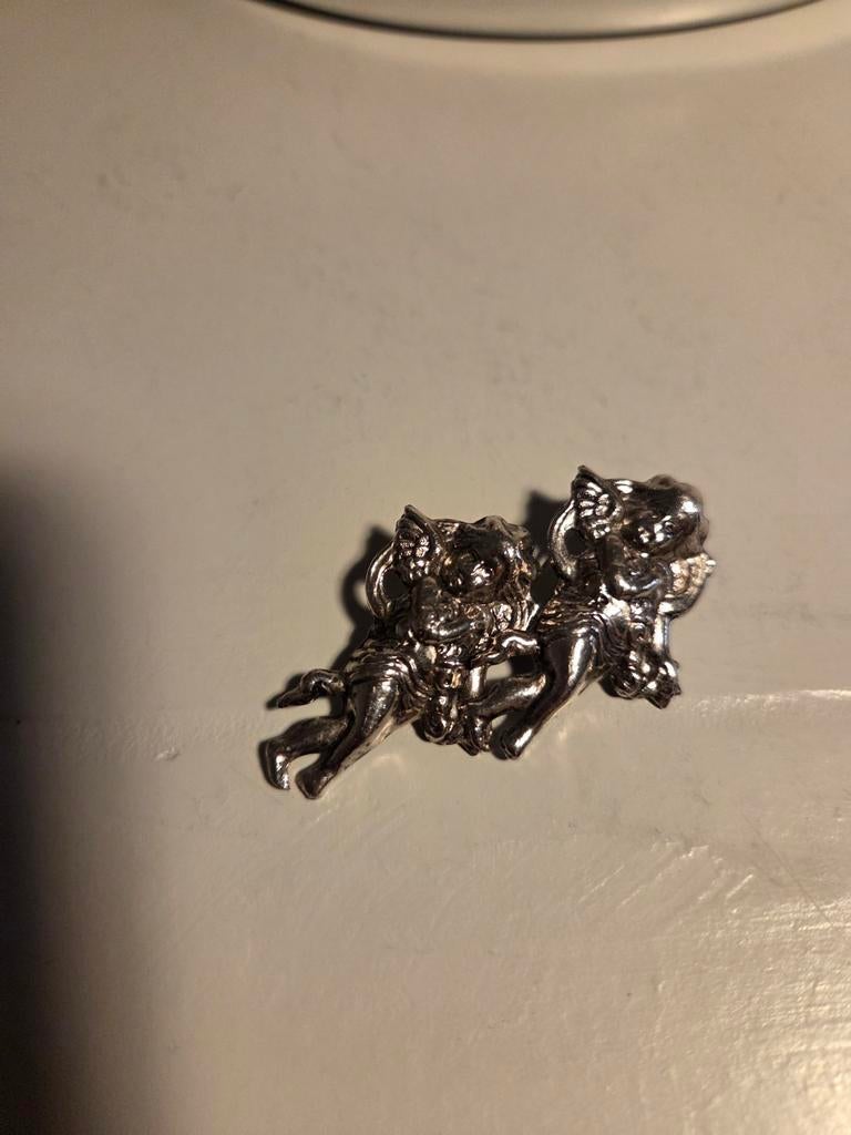 oude broche putti engeltjes, Overige materialen, 4 tot 7 cm, Verzenden, Zo goed als nieuw