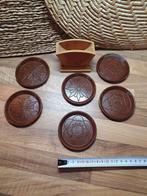 Puntgave set oude bakelieten onderzetters,orig.houten houder, Ophalen of Verzenden