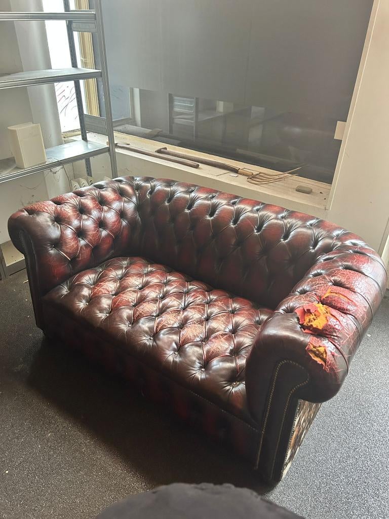 Chesterfield 2zitter bank, Huis en Inrichting, Banken | Sofa's en Chaises Longues, Gebruikt, Tweepersoons, Minder dan 150 cm, 75 tot 100 cm