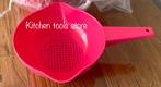Tupperware roze hand vergiet 1L zeef voorraad, Ophalen of Verzenden, Nieuw, Schaal