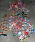 Allerlei van Barbie kleding accessoires camper tafels keuken, Ophalen of Verzenden, Gebruikt, Accessoires