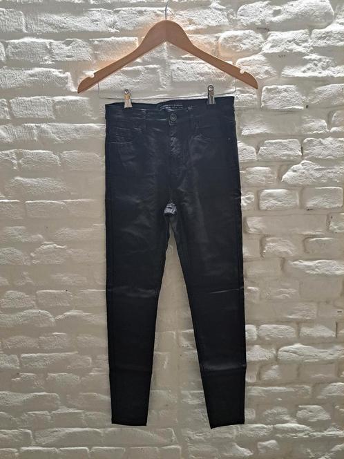 Coated broek stradivarius maat 36, Kleding | Dames, Broeken en Pantalons, Zo goed als nieuw, Maat 36 (S), Zwart, Lang, Verzenden