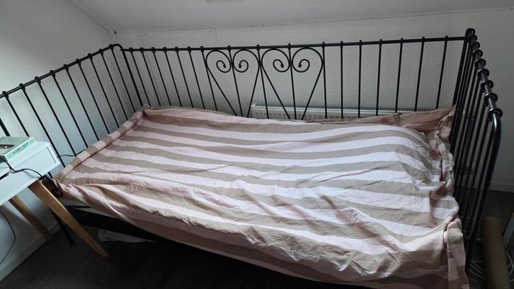 1 persoons bed van ikea. Bedframe excl matras., Huis en Inrichting, Slaapkamer | Bedden, Eenpersoons, Hout, Ophalen of Verzenden