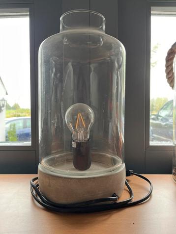 Glazen stolp lamp met betonnen voet beschikbaar voor biedingen