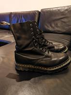 Dr. Martens 1490 - 10 gaats - Zwart - Zo goed als nieuw, Kleding | Dames, Schoenen, Hoge laarzen, Zwart, Ophalen of Verzenden