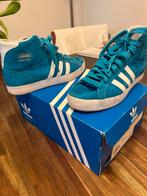 Adidas maat 4.5 suede schoenen, Gedragen, Blauw, Ophalen of Verzenden, Sneakers of Gympen