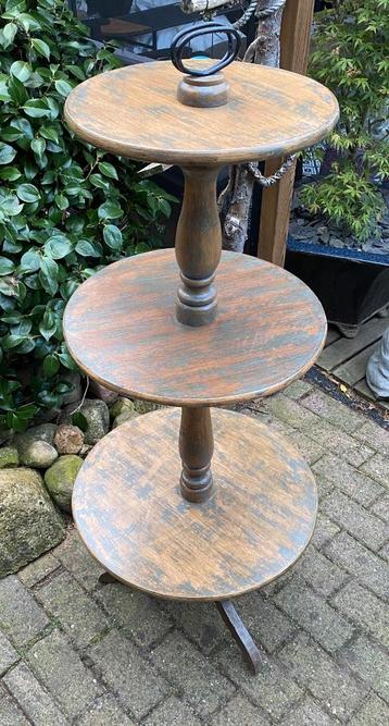 Mooie etagere van hout , 130 cm hoog beschikbaar voor biedingen