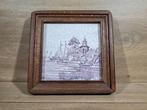 Antiek ingelijst tegeltje " bootjes,kerkje en dorp aan wal ", Antiek en Kunst, Antiek | Wandborden en Tegels, Ophalen of Verzenden