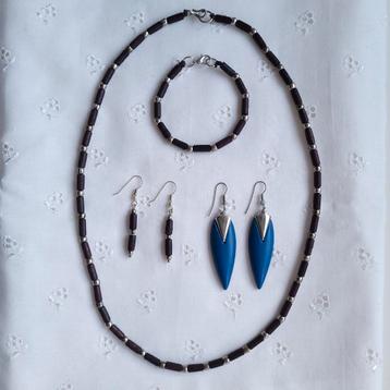 Vintage houten sieraden beschikbaar voor biedingen