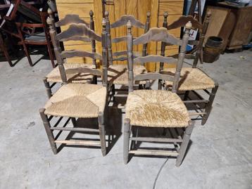 Leuke houten stoelen met rieten zitting 5 stuks € 15,00 pst  beschikbaar voor biedingen