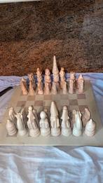 Tweekleurige speksteen schaakspel uit Kisii-regio antiek, Hobby en Vrije tijd, Ophalen, Minder dan 500 stukjes, Zo goed als nieuw