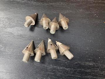Verchroomde spikes beschikbaar voor biedingen