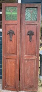 2 oude smalle kastdeuren, gekleurd glas, midden houtsnijwerk, Ophalen