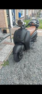 Zwarte scooter, Ophalen of Verzenden, Zo goed als nieuw, Benzine