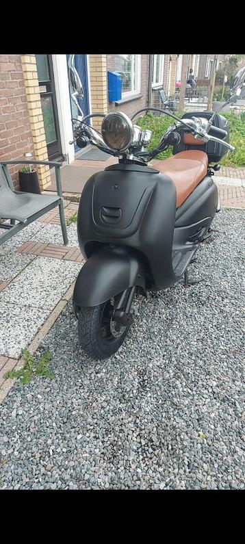 Zwarte scooter beschikbaar voor biedingen