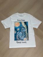 Stüssy Midnight Insanity T-shirt | Maat S | Wit, Kleding | Heren, T-shirts, Wit, Stussy, Ophalen of Verzenden, Zo goed als nieuw