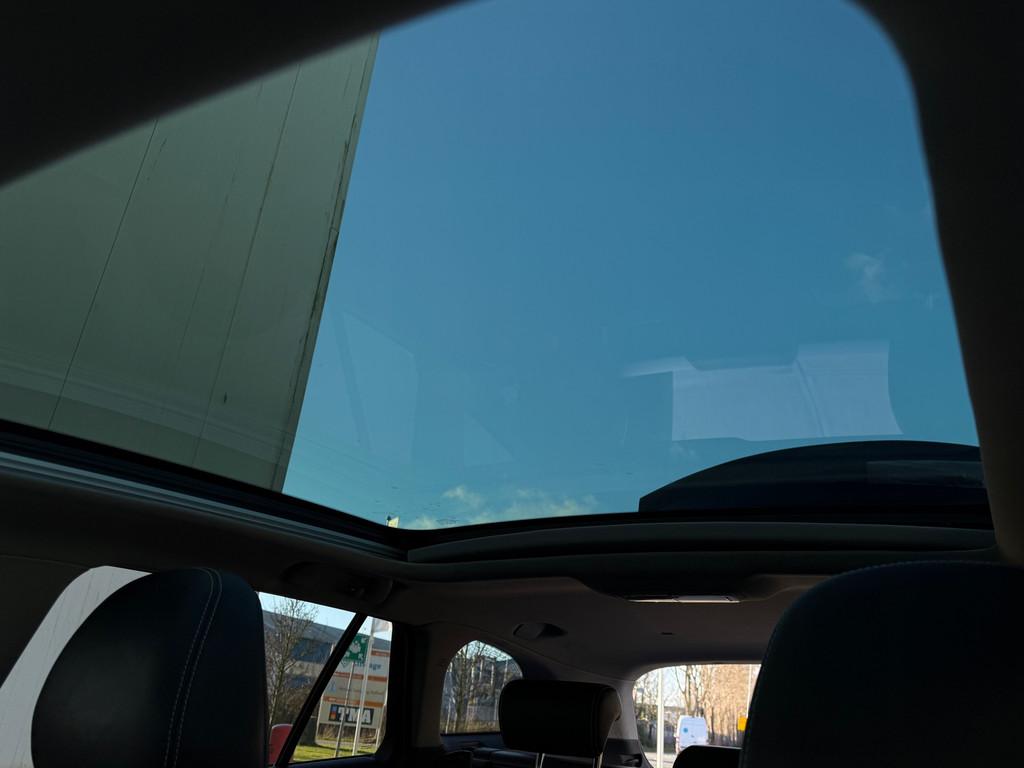 Toyota Avensis Touring Sports 1.8 VVT-i Executive - AUTOMAAT, Auto's, Toyota, 4 cilinders, USB, Zwart, Leder