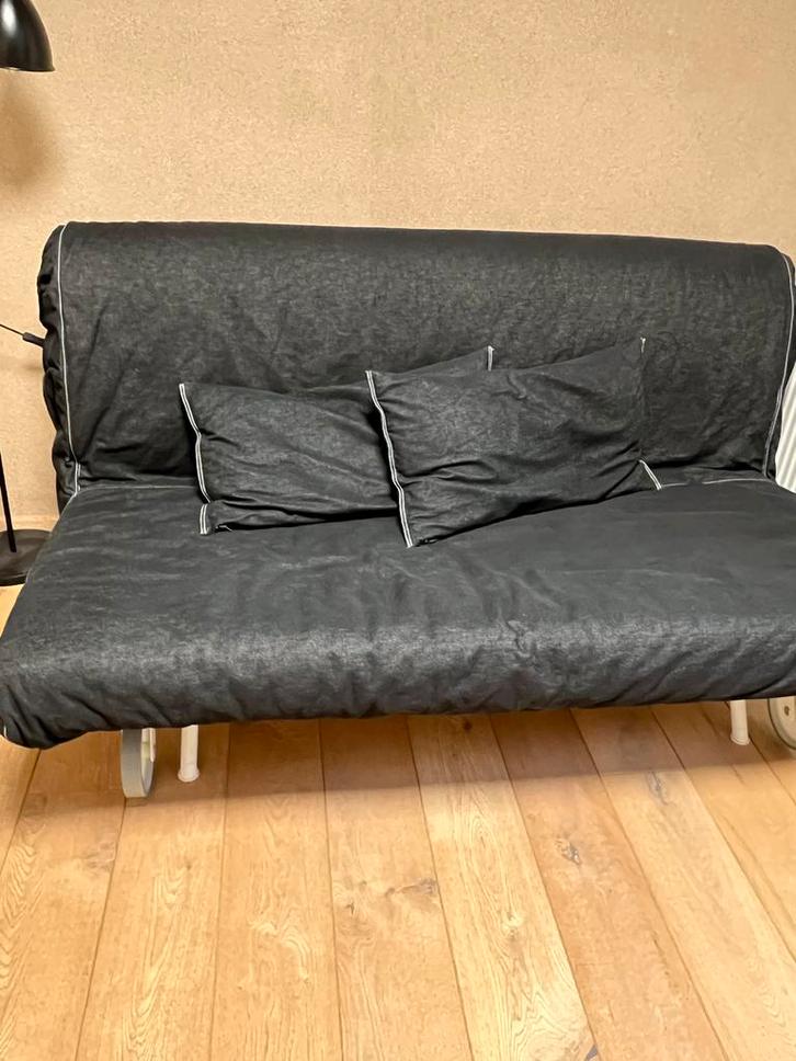 Zwarte slaapbank met kussens, Huis en Inrichting, Banken | Sofa's en Chaises Longues, Zo goed als nieuw, Tweepersoons, 150 tot 200 cm