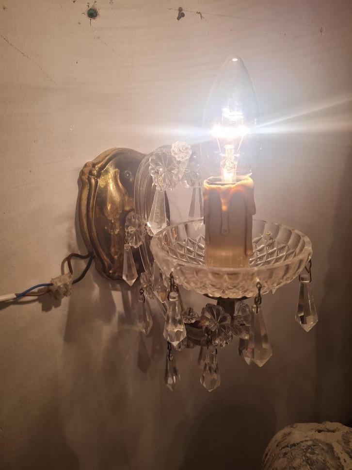 Zeer oud werkend wandlampje met kristallen pegels, Antiek en Kunst, Curiosa en Brocante, Ophalen of Verzenden