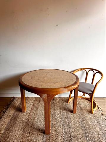 Rotan eettafel met mooi natuursteen blad vintage beschikbaar voor biedingen