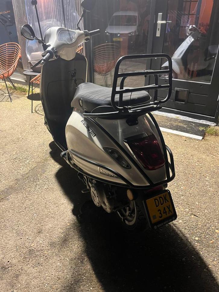 Vespa Primavera 2015 - Geel Kenteken, Fietsen en Brommers, Brommers | Vespa, Gebruikt, Overige modellen, Maximaal 45 km/u, Ophalen