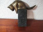 KAT van Brons op marmeren zuil totale hoogte 12 cm € 45, Antiek en Kunst, Kunst | Beelden en Houtsnijwerken, Ophalen of Verzenden