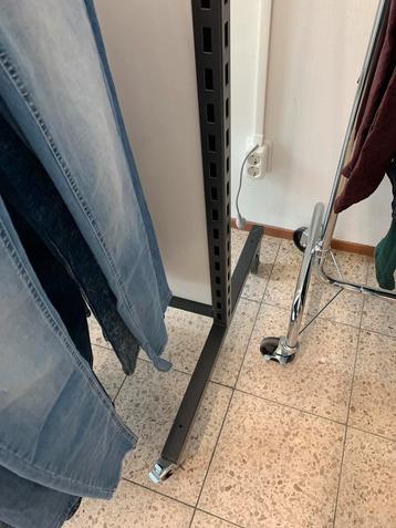 Kledingrek beschikbaar voor biedingen