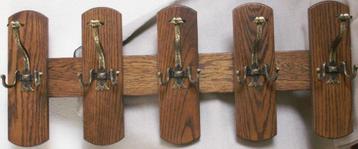 Antieke eiken houten kapstok met koperkleurige haken beschikbaar voor biedingen