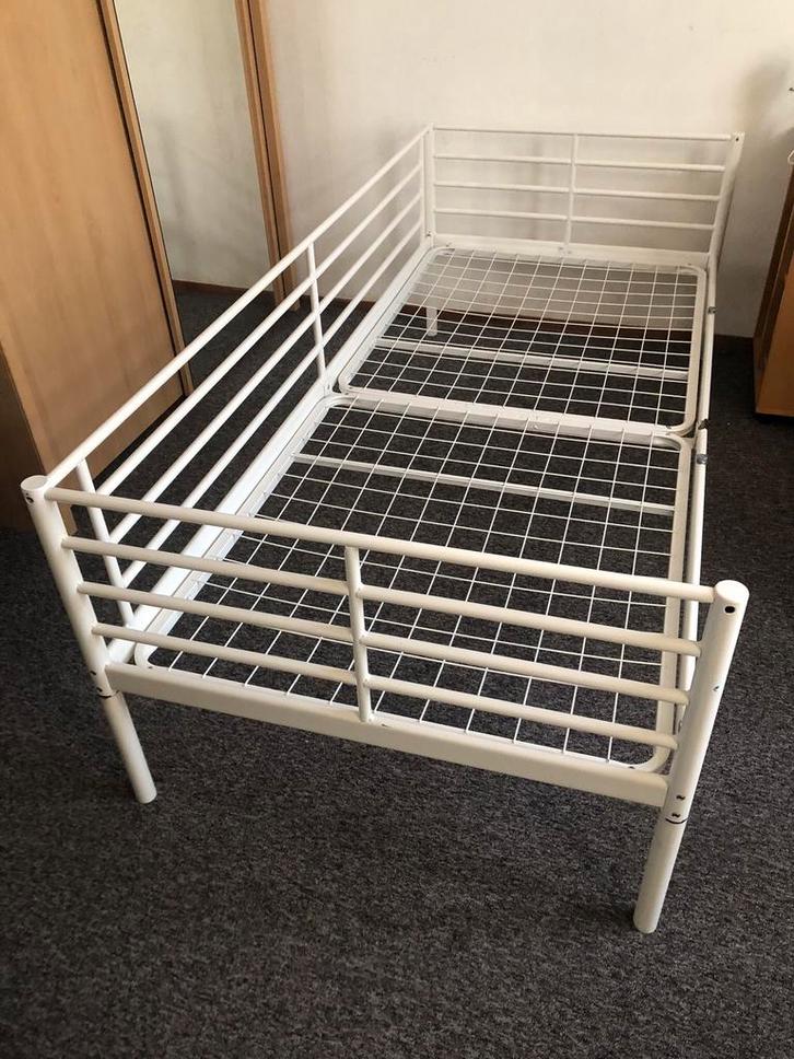Eenpersoonsbed, wit metaal. 200x90 cm, Huis en Inrichting, Slaapkamer | Bedden, Gebruikt, Eenpersoons, 90 cm, 200 cm, Metaal, Wit