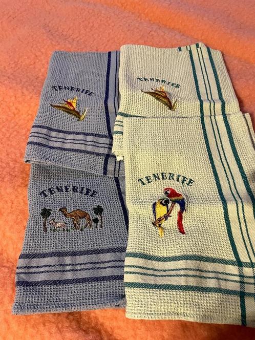 4 theedoeken van tenerife geborduurd., Huis en Inrichting, Keuken | Textiel, Blauw, Ophalen of Verzenden
