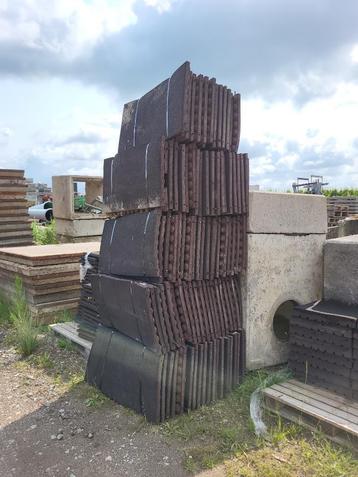 Gebruikte rubber tegels 100x50x5cm en 50x50x7cm beschikbaar voor biedingen