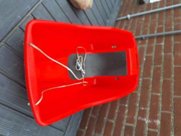 rode slee bij sneeuw beschikbaar voor biedingen