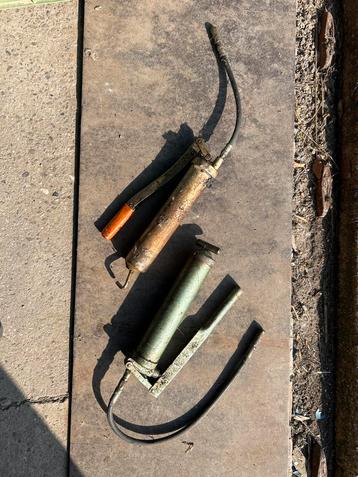 2x Gebruikte vetspuiten beschikbaar voor biedingen