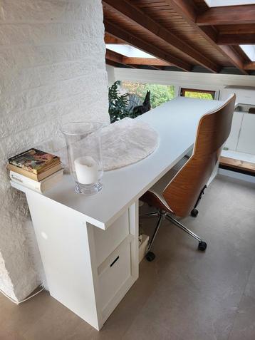 Groot wit bureau beschikbaar voor biedingen