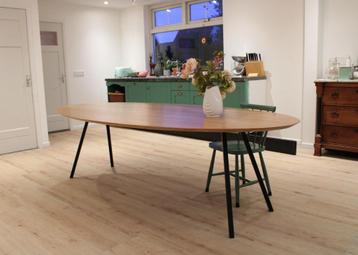 Grote ovale eettafel, Studio Henk. Houten tafel, zwarte poot beschikbaar voor biedingen
