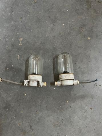Twee oude schuur lampen beschikbaar voor biedingen