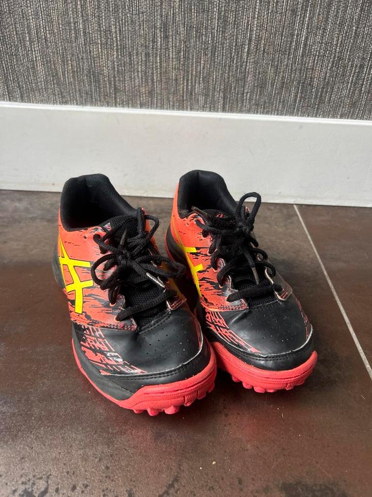 Asics veld hockeyschoenen maat 35, Sport en Fitness, Hockey, Zo goed als nieuw, Schoenen, Ophalen of Verzenden