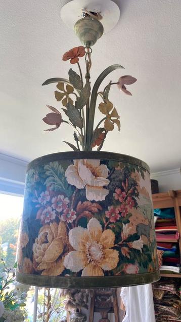 Metalen hanglamp met bloemen en kap van sanderson fabric. beschikbaar voor biedingen