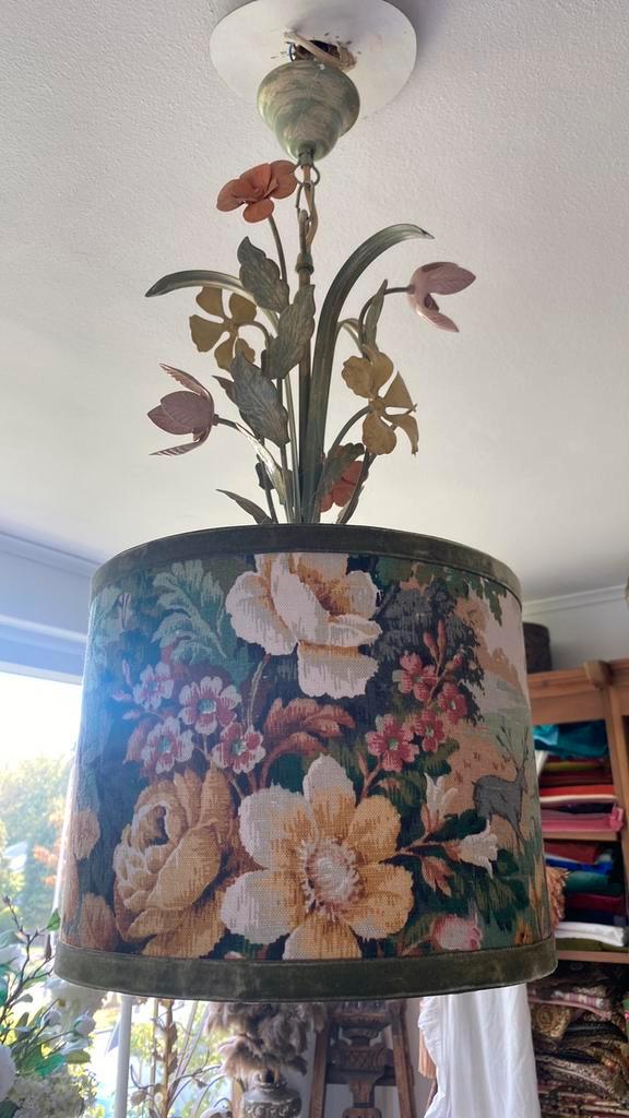Metalen hanglamp met bloemen en kap van sanderson fabric., Huis en Inrichting, Lampen | Hanglampen, Zo goed als nieuw, 50 tot 75 cm