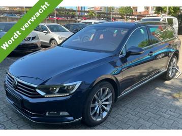 Volkswagen Passat Variant 1.8 TSI 180PK Highline | Pano | AC beschikbaar voor biedingen