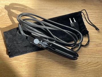 Nieuwe, zwarte, mini-stijltang voor op reis in 'n hoesje beschikbaar voor biedingen