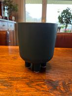 Donkergrijze bloempot op pootjes - Ø13cm, H16cm, Kunststof, Rond, Ophalen of Verzenden, Binnen
