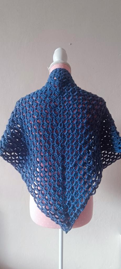 Gehaakte omslagdoek/sjaal Blauw, Hobby en Vrije tijd, Breien en Haken, Nieuw, Haken, Overige typen, Ophalen of Verzenden