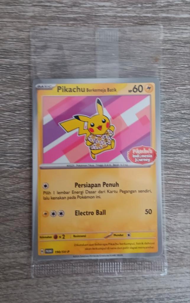 Pikachu berkemeja Batik promo Indonesië sealed, Hobby en Vrije tijd, Verzamelkaartspellen | Pokémon, Zo goed als nieuw, Ophalen of Verzenden